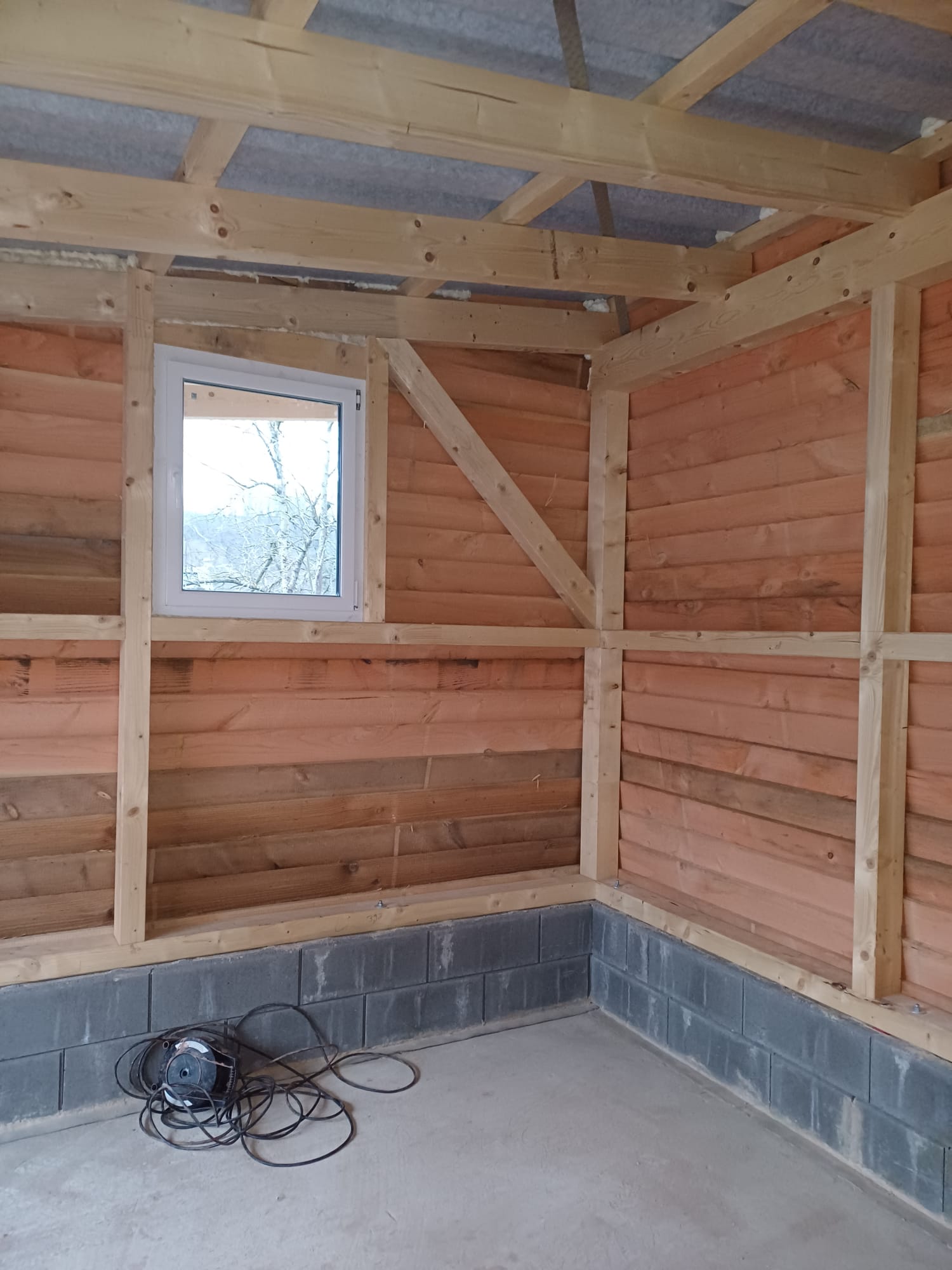 Holzrahmenbau Innenansicht mit Fenster