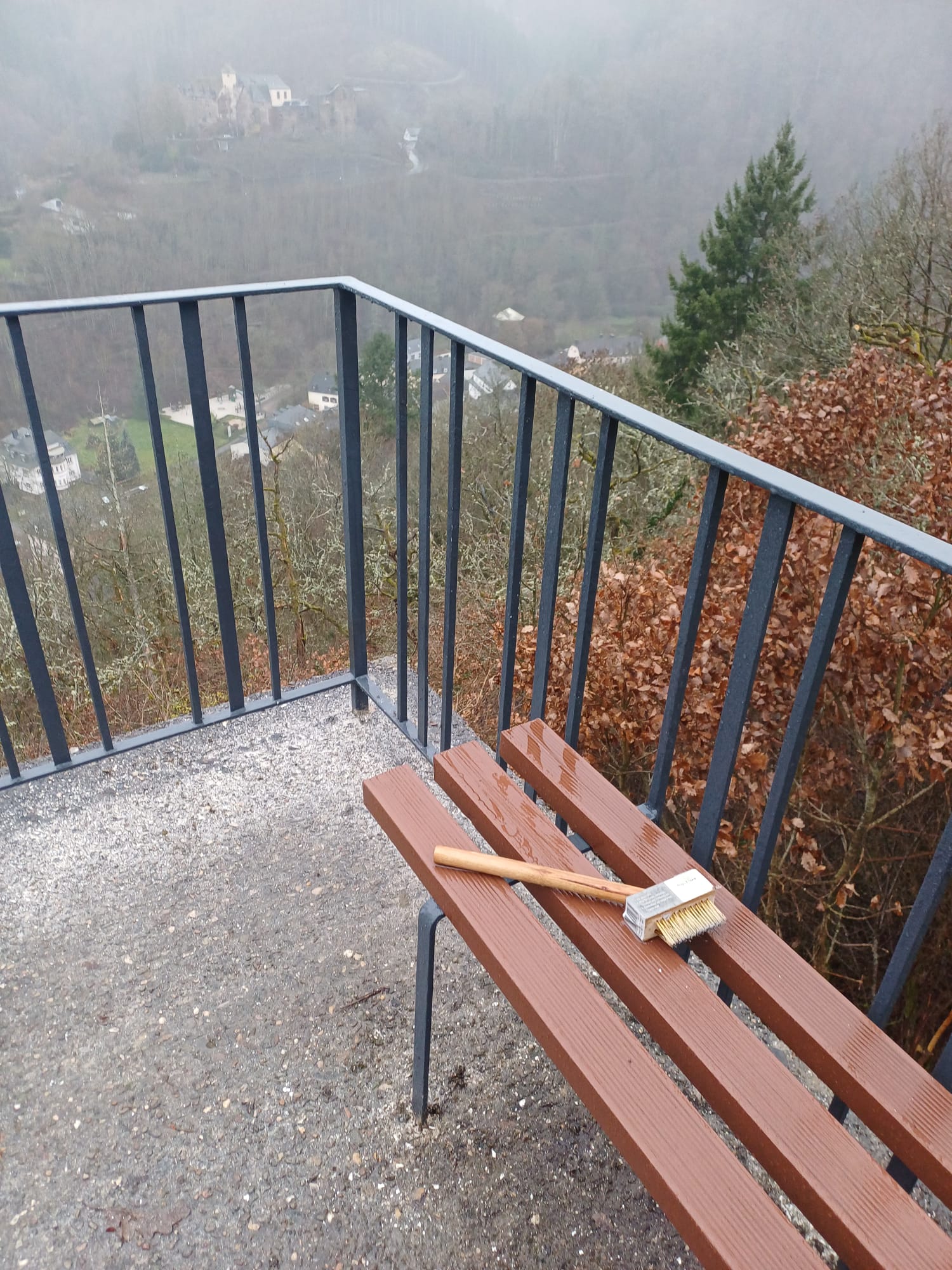 Sitzbank auf Aussichtspunkt mit Geländer