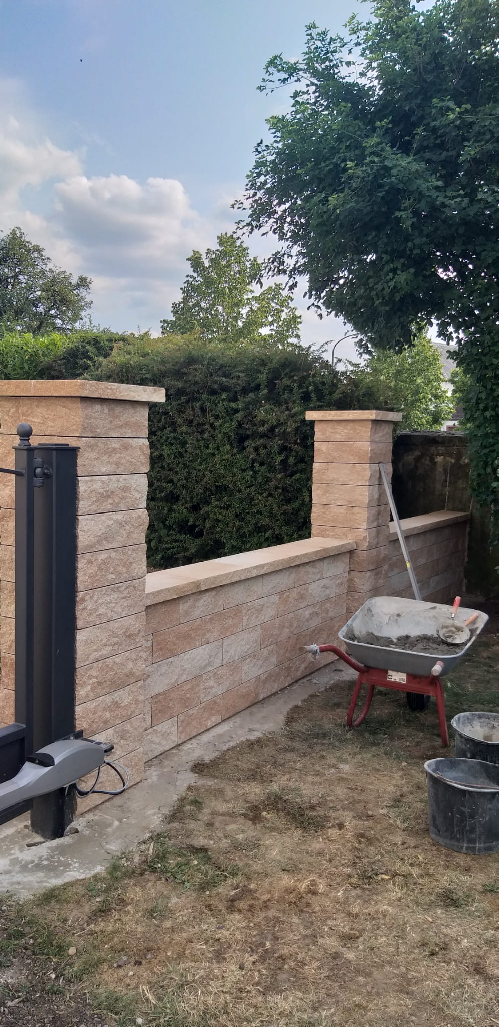 Mauerbau mit Naturstein und Säulen