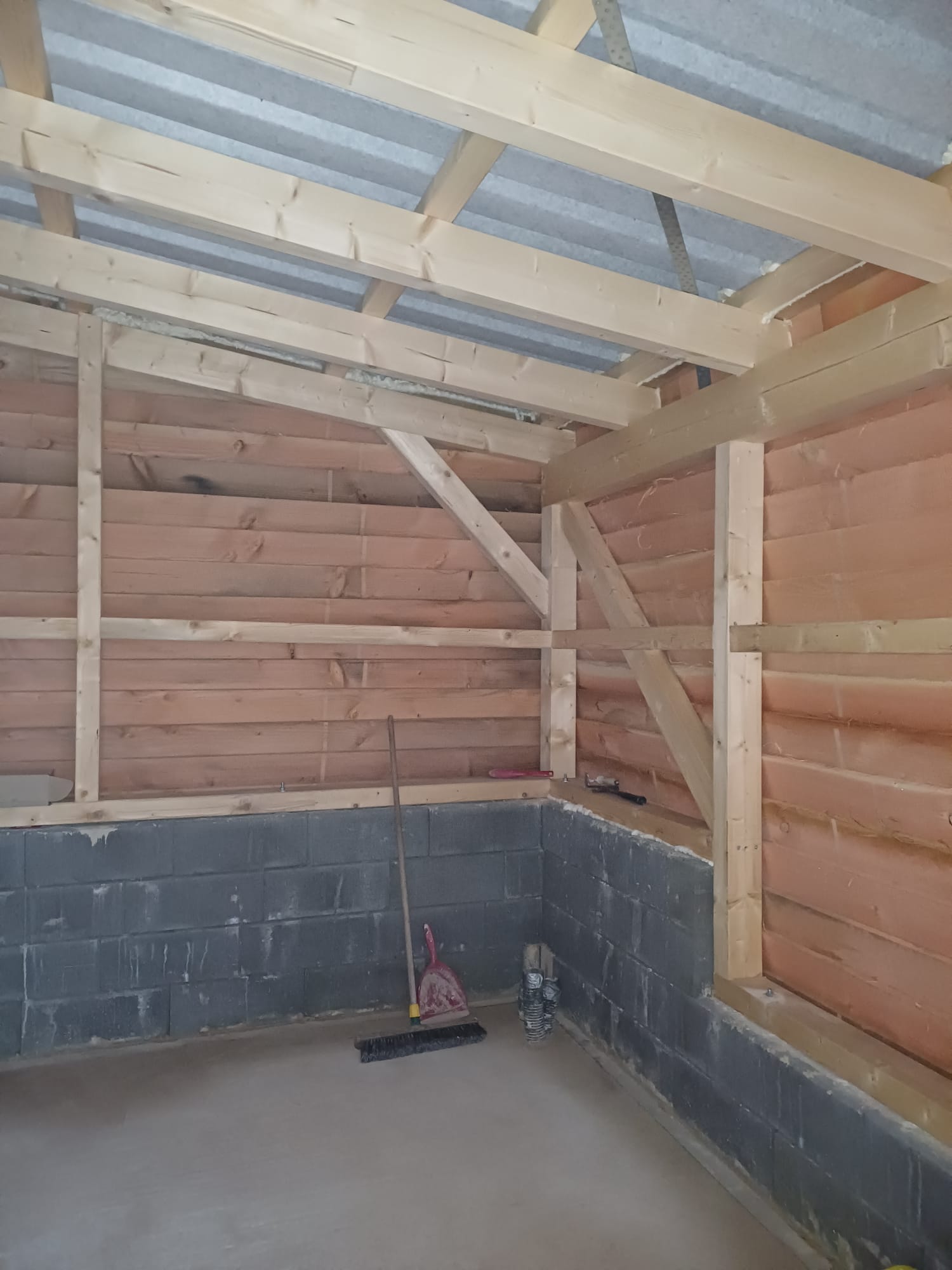 Holzbau Innenraum mit Dachkonstruktion