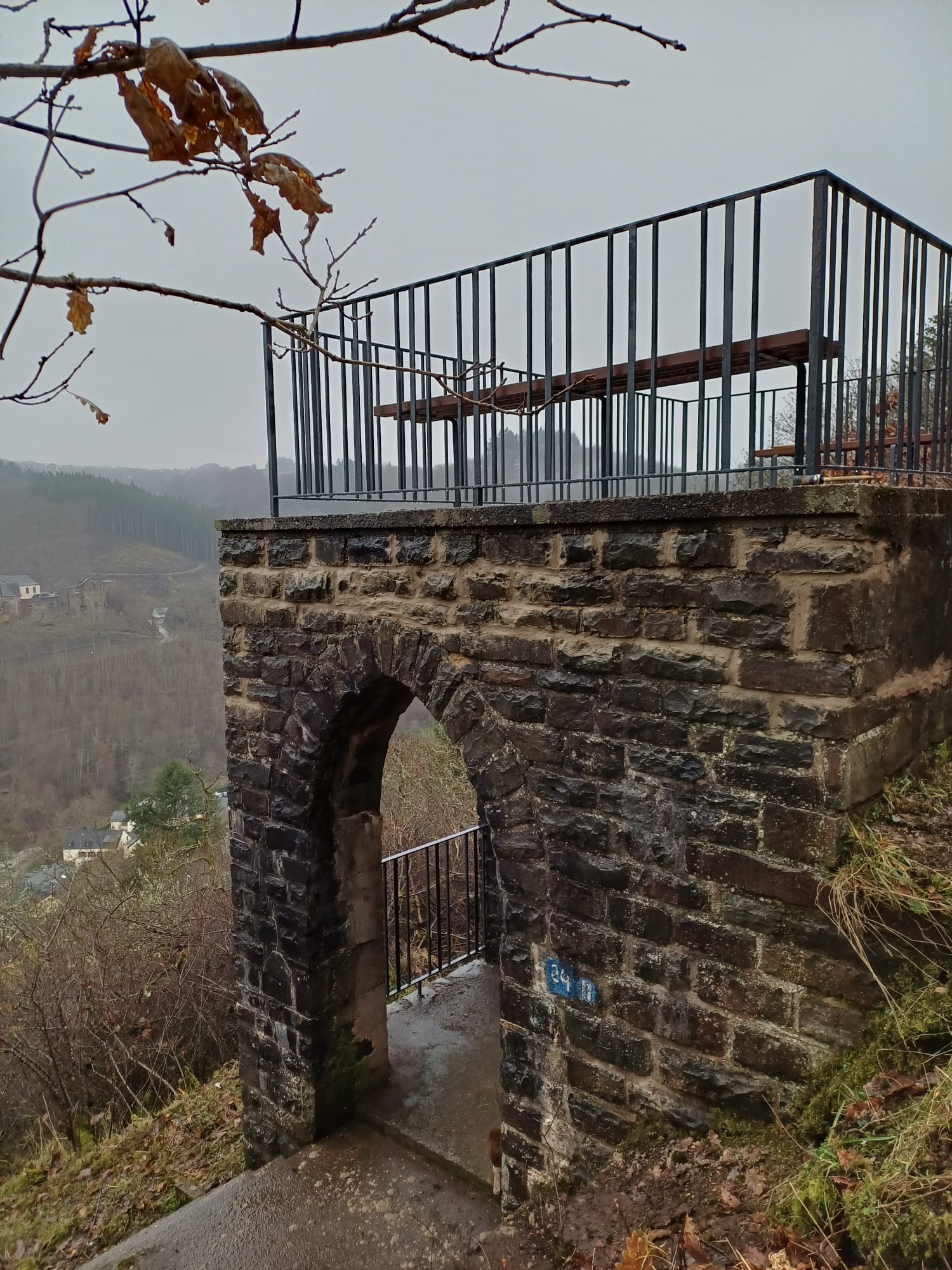 Aussichtsturm mit Steinbogen und Geländer