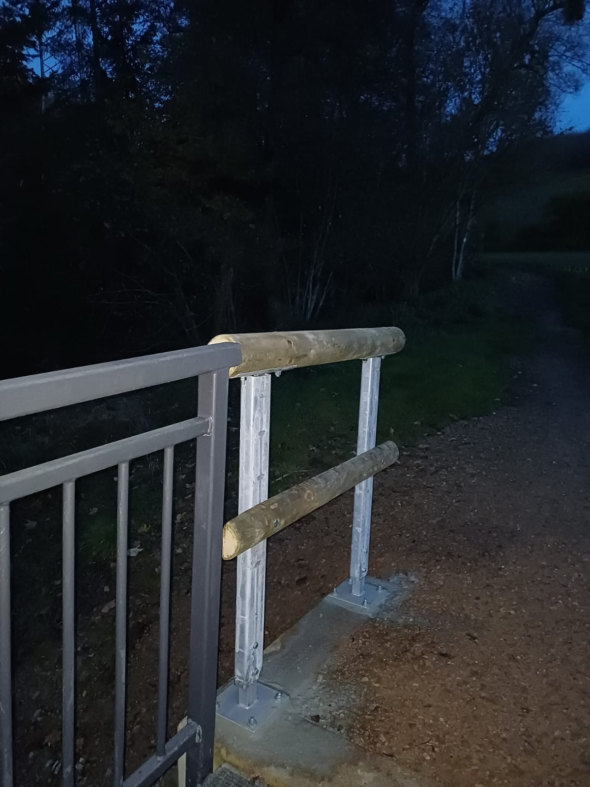 Holzgeländer an Wanderweg