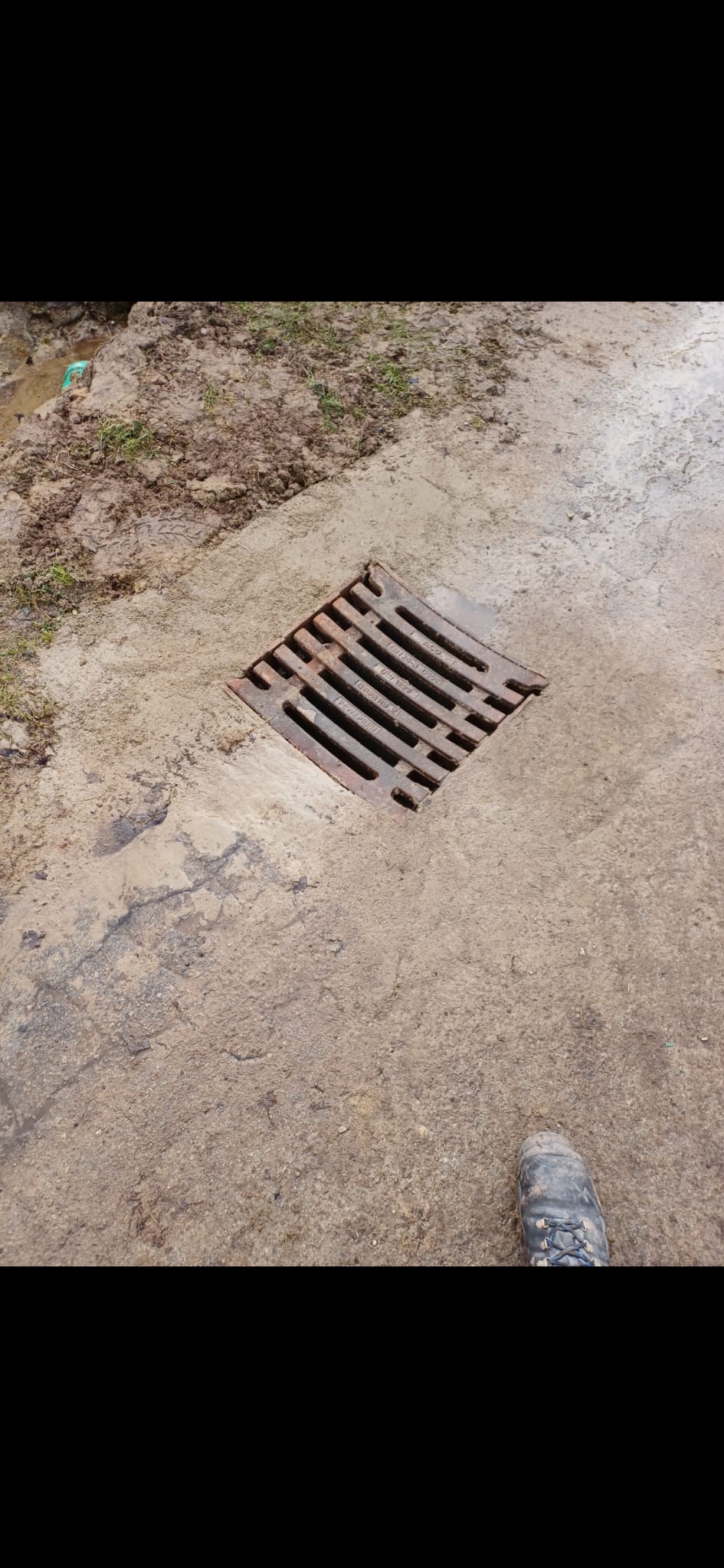 Kanaldeckel im Erdreich