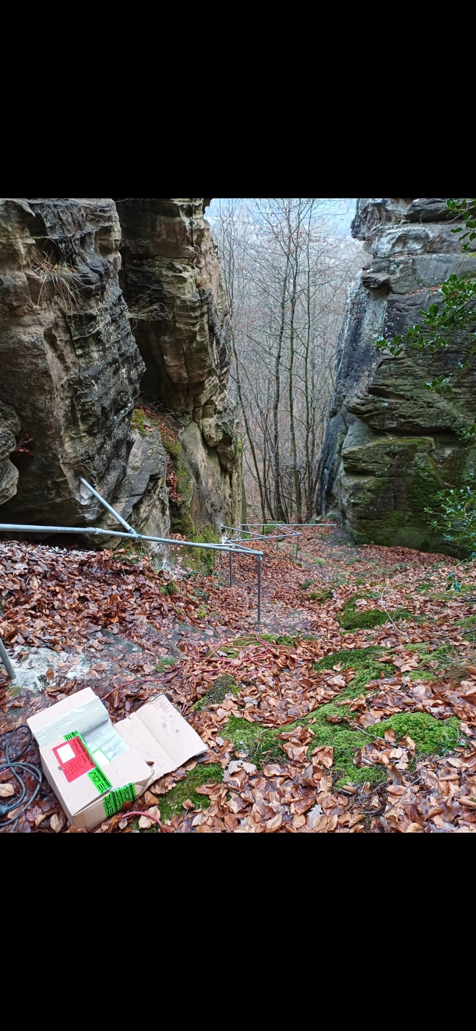 Metallgeländer am Felsvorsprung