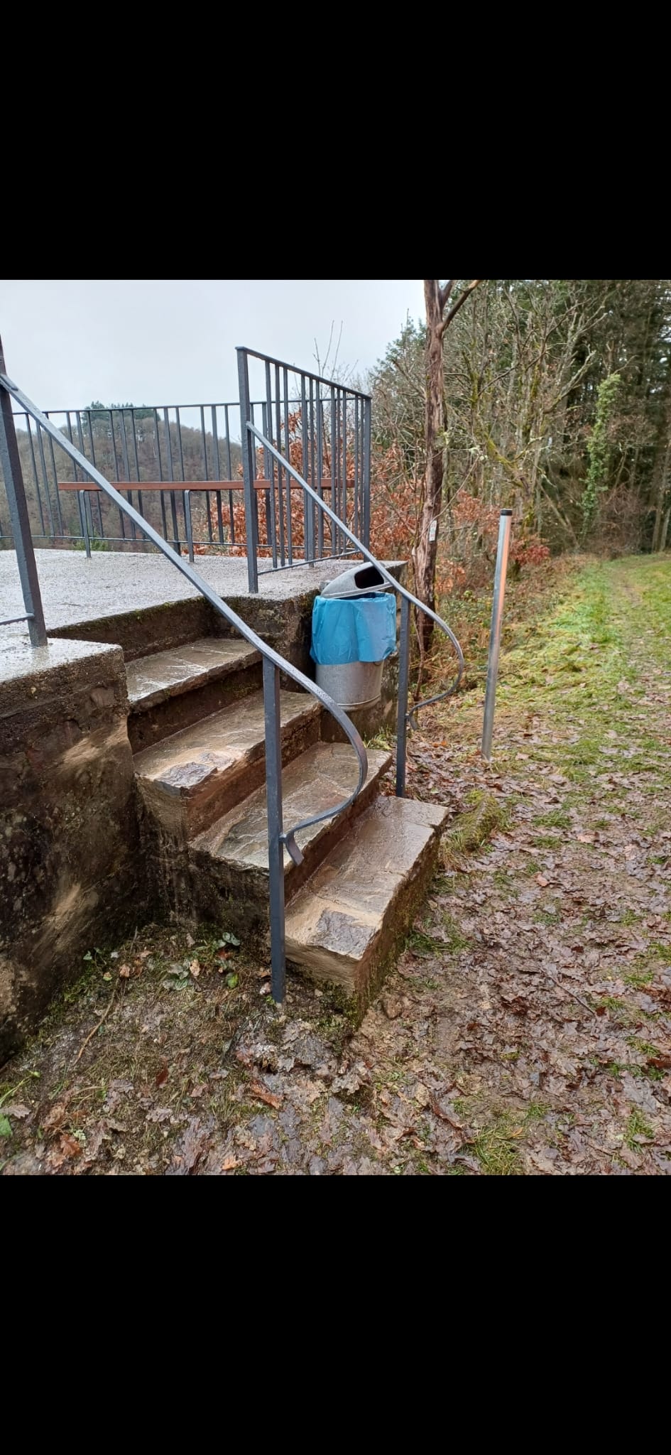 Natursteintreppe mit Geländer und Aussichtsplattform