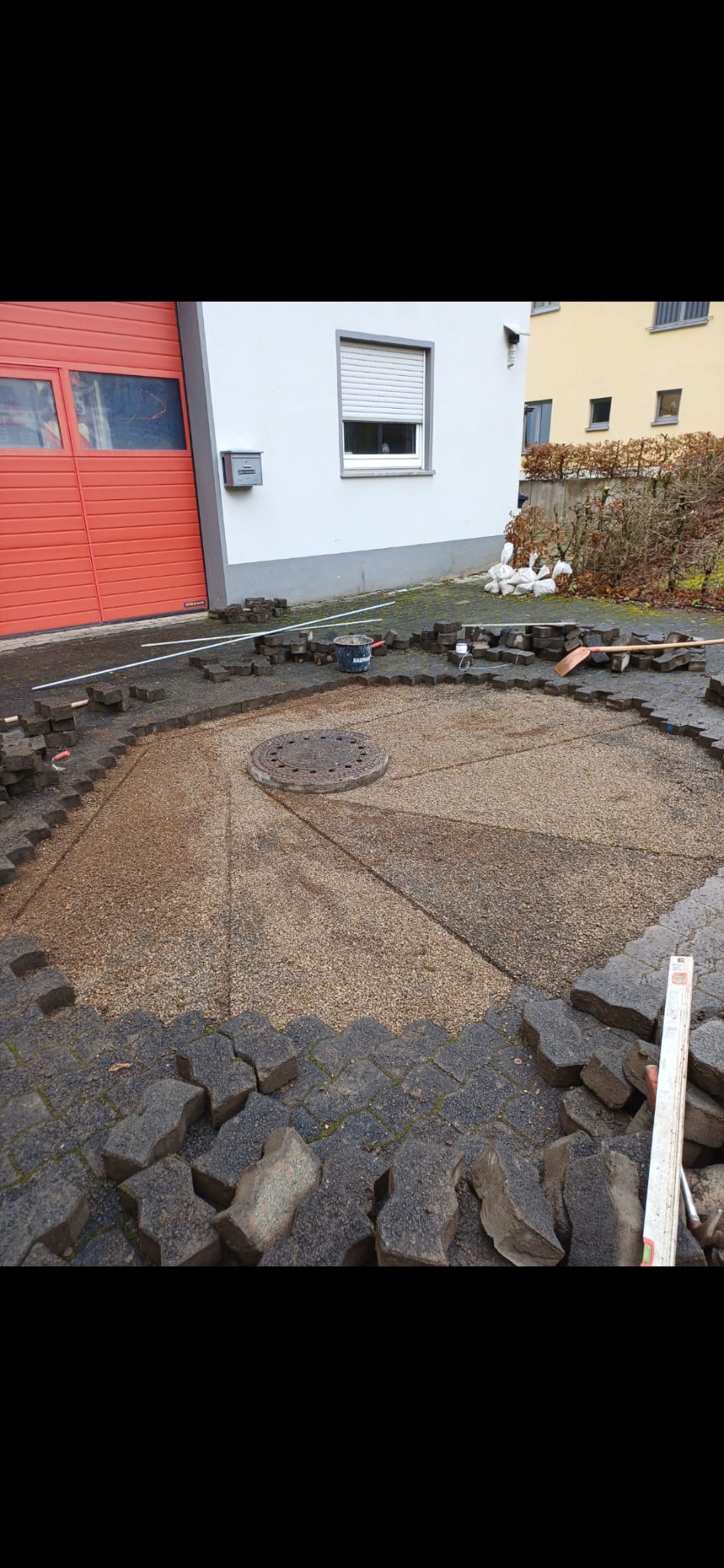 Pflasterarbeiten vor Haus – Steine werden verlegt