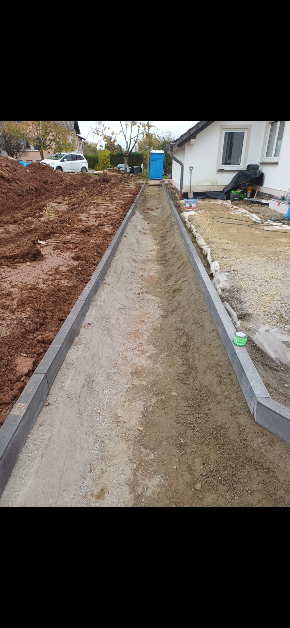 Wegebau mit Bordsteinen und Unterbau