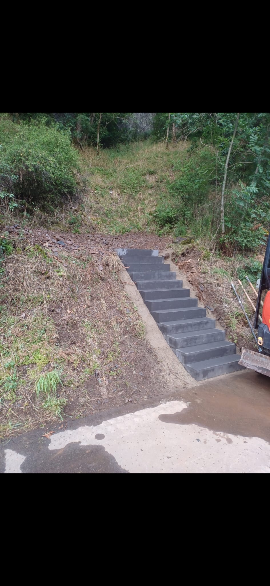Betonstufen in Hang eingebaut