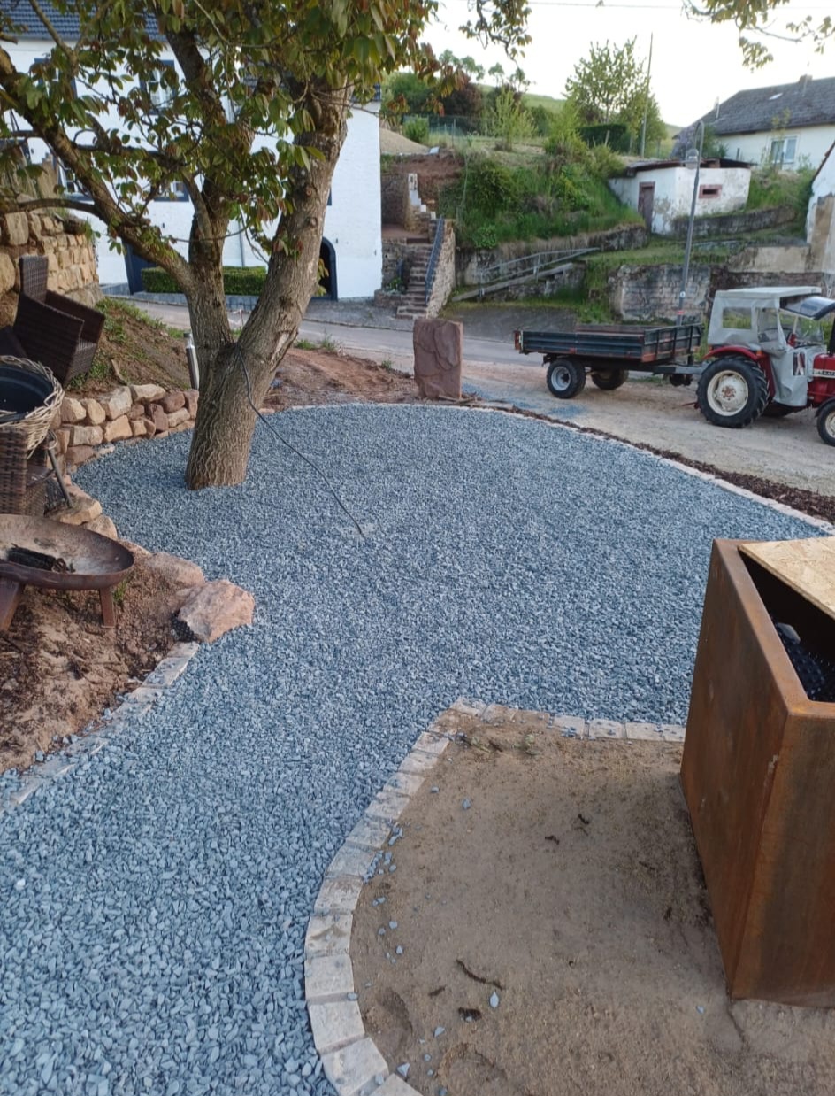 Kiesfläche mit Natursteineinfassung