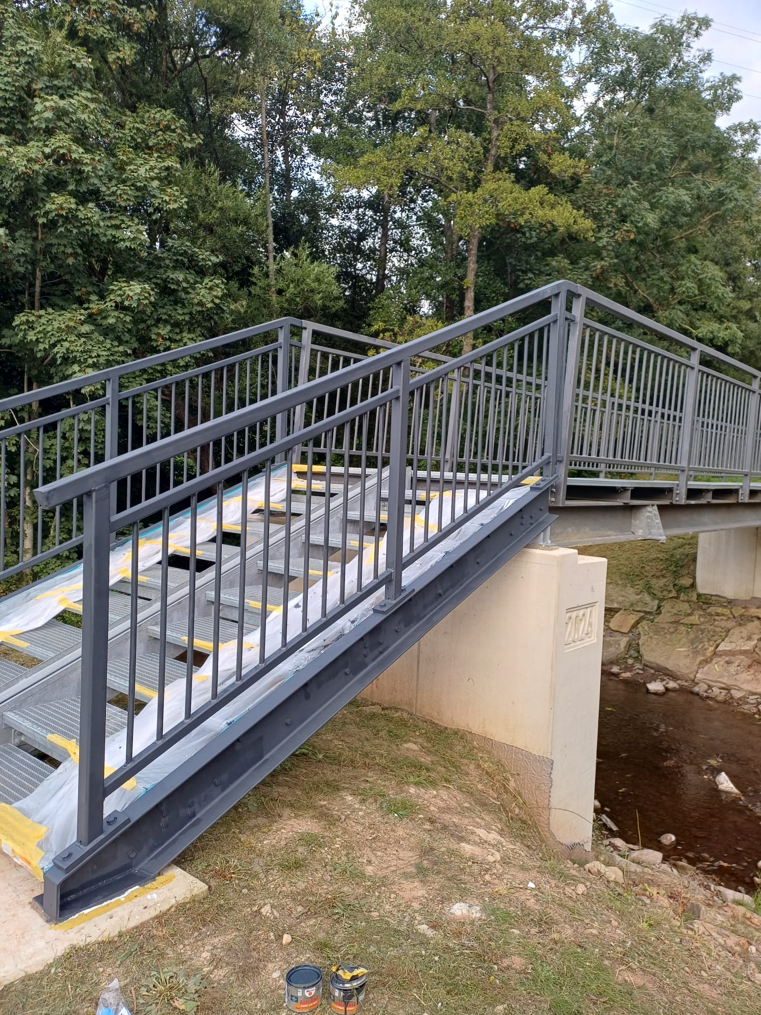 Stahltreppe mit Geländer im Außenbereich