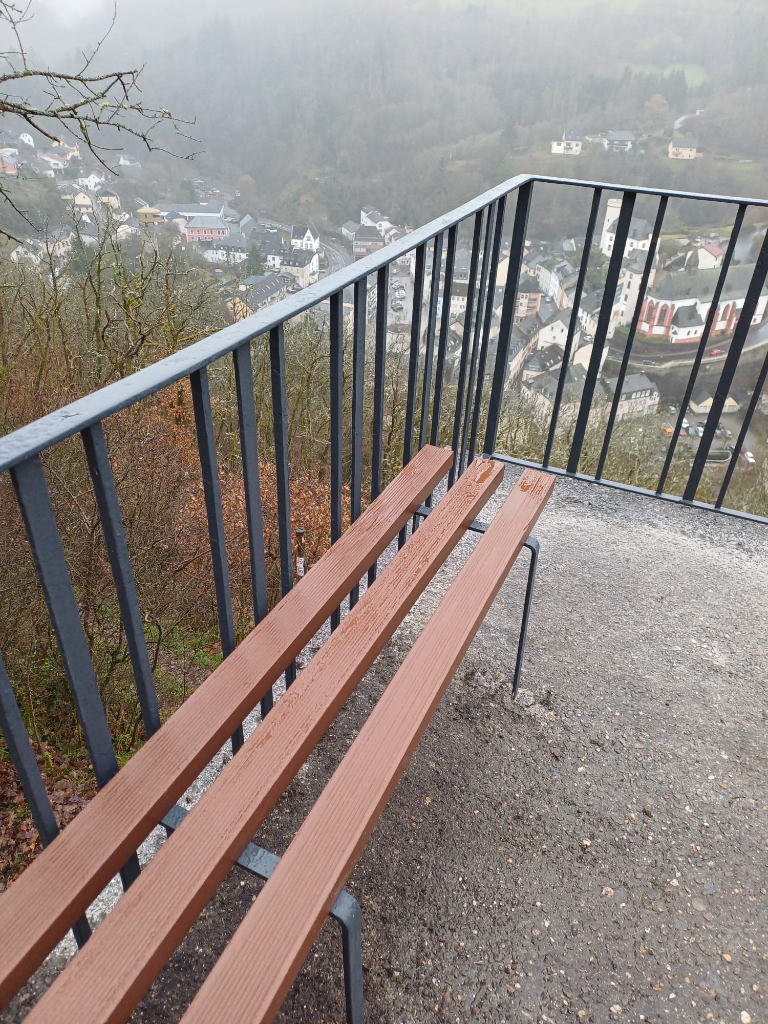 Aussichtsplattform mit Sitzbank und Panoramablick