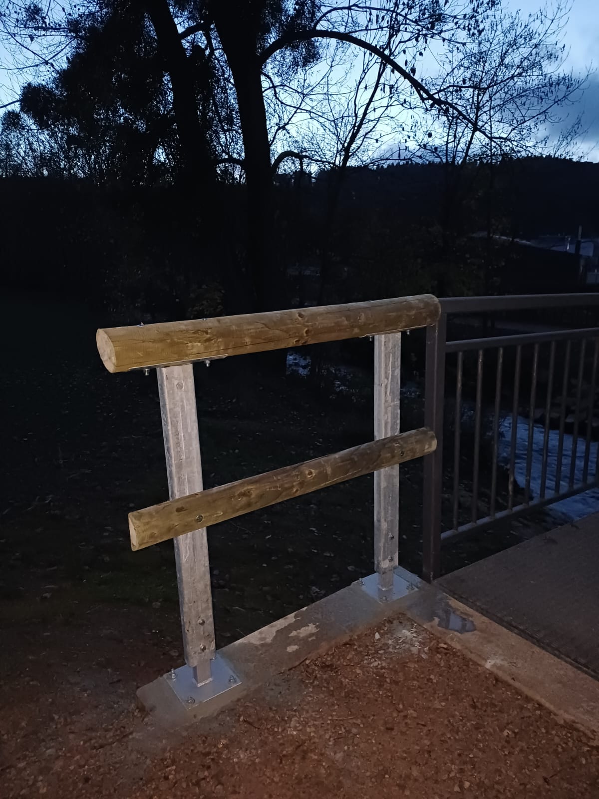 Holzgeländer mit Metallpfosten