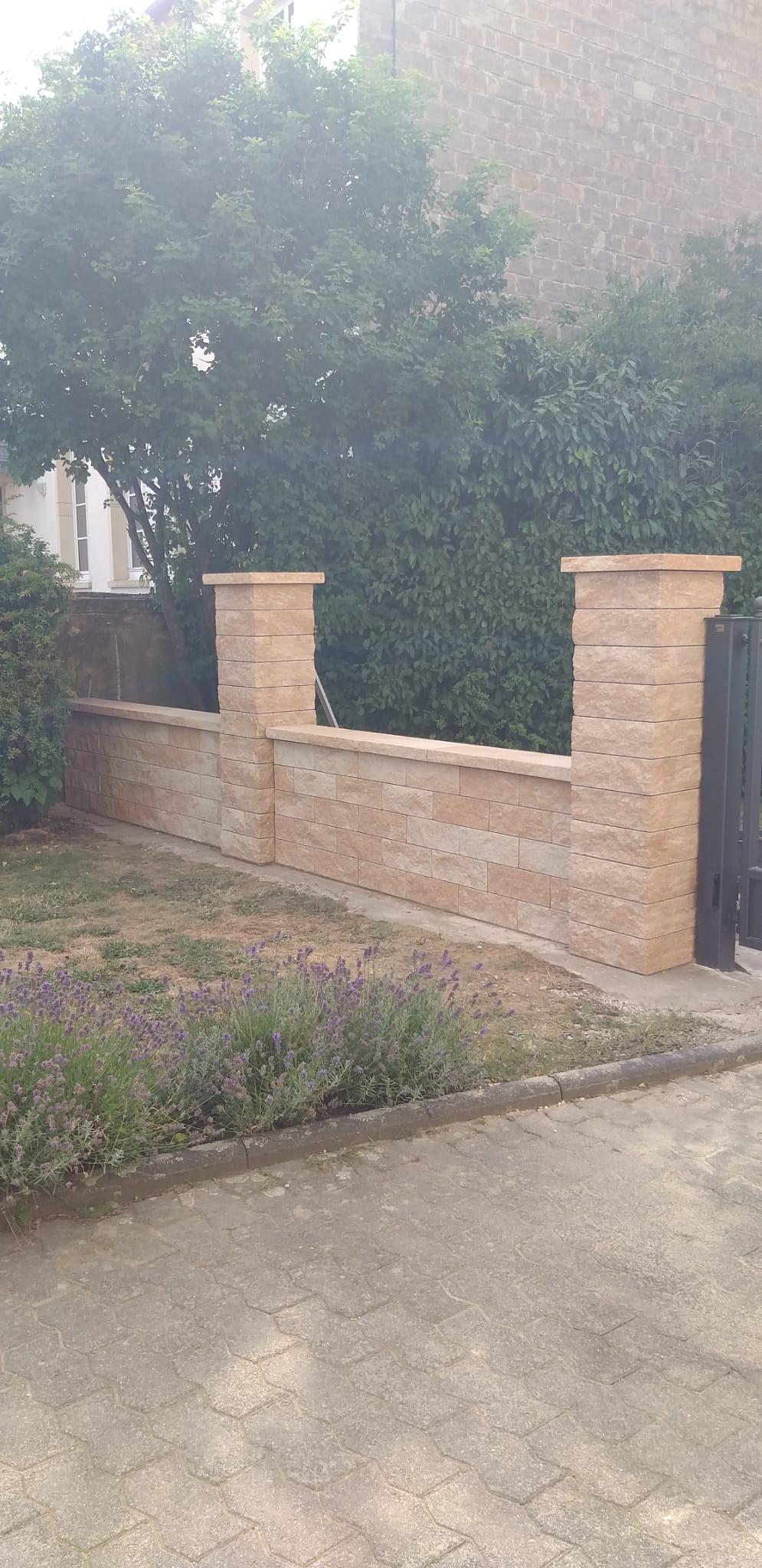 Fertige Natursteinmauer mit Tor