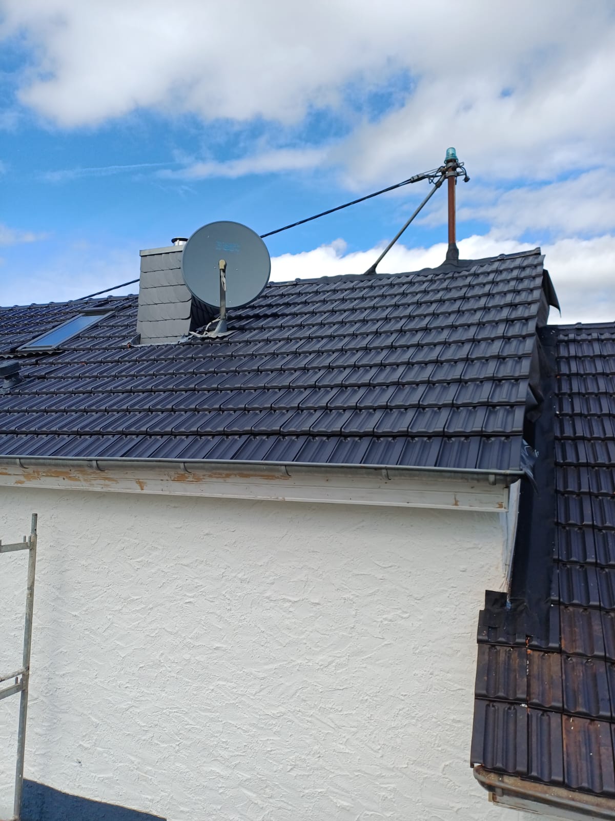 Dacharbeiten mit neuen Ziegeln